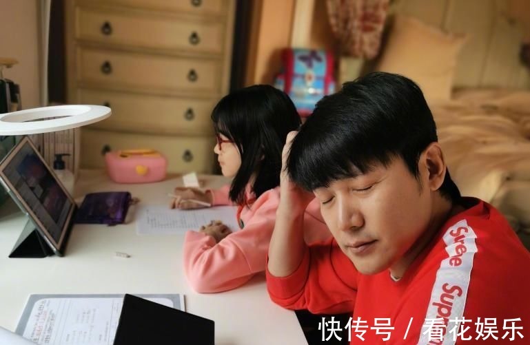 坑娃|爸爸神操作把娃气哭,辛苦写完的作业“消失”了,怪文具太高级
