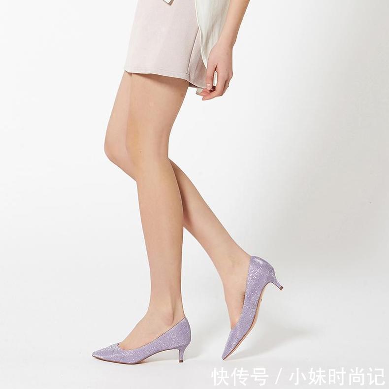 尖头细高跟鞋性感迷人,衬托女性优雅的气质