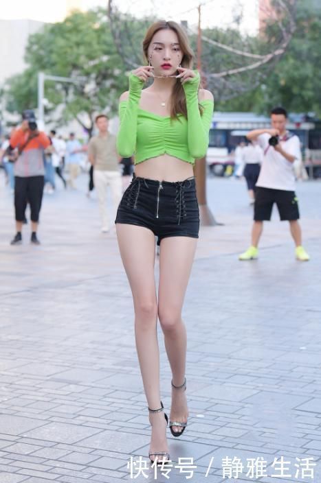 一字肩 肤白貌美的小姐姐,一字肩上衣+高腰牛仔裤,展现女神气场