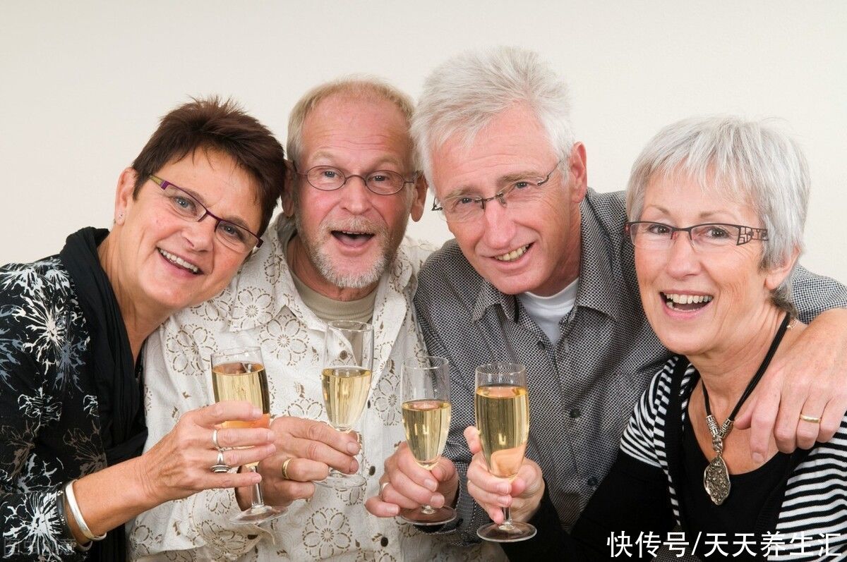 喝饮料、茶、白开水，对老年人来说哪种更健康