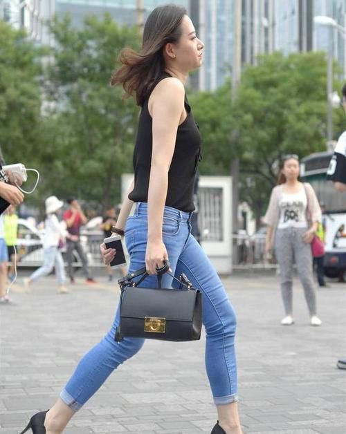 针织|紧身牛仔裤搭配针织背心，时尚干练，外搭小香风外套，颇有名媛