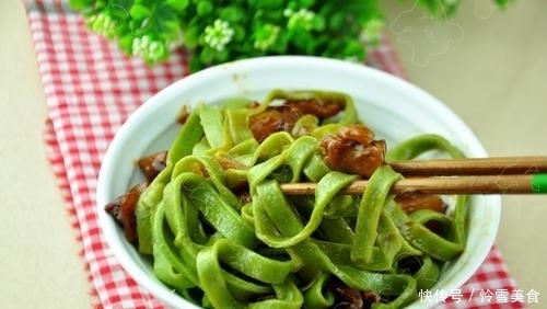 好吃|午饭就该如此吃,面条不放水,煮一锅不够吃,比饺子好吃太多