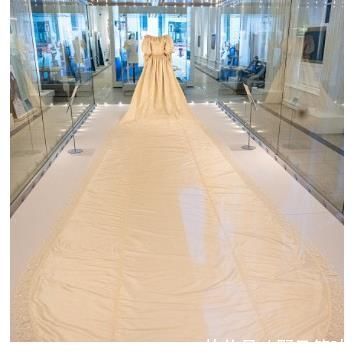 服装|黛妃穿搭为何经典?一次看懂英国皇室穿衣逻辑