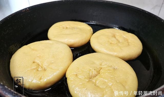 做烧饼别用水,这做法,皮酥里软,喷香,空口能吃撑,比面包都香