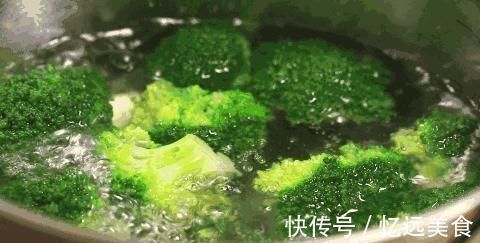 西兰花“焯水”时，冷水下锅还是热水下锅？9成人做错，难怪不脆