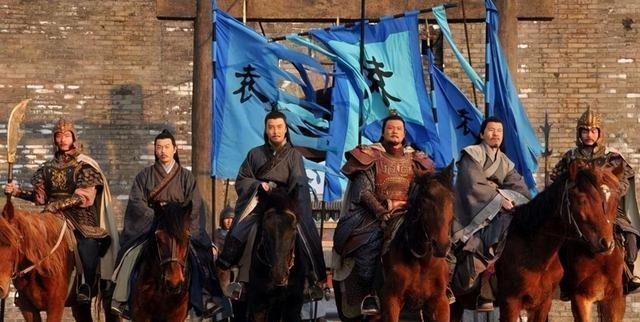 董卓|袁绍袁术明明是兄弟，而且都加入了反董联盟，为何后来两人反目