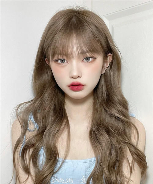 “黄头发”早就没人染了，2021年流行这几种发色，时髦显白又高级