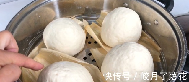 蒸馒头发面有人用白糖,有人用鸡蛋,却不知用它发面,馒头更蓬松!