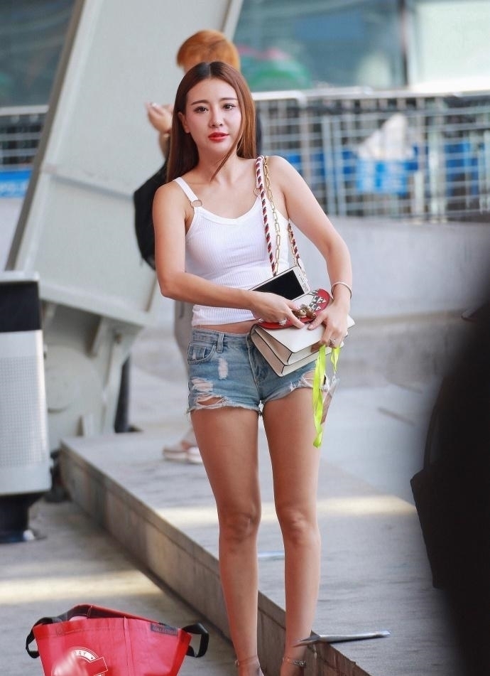 吊带|街拍:白色吊带上衣搭配牛仔热裤,美女身材比例真好看!