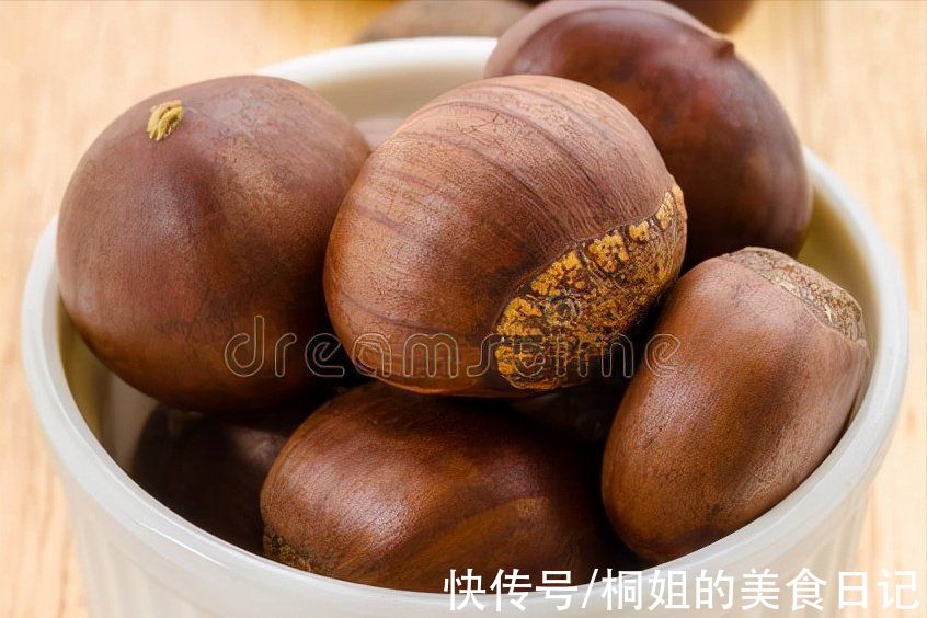 去皮|板栗好吃剥壳难,原来是用错了水,教你一招,去皮干净不伤手