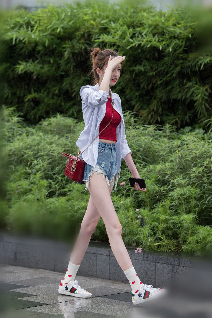 街拍:小美女休闲风的搭配舒适又拉风,展现出一种清新自然的美