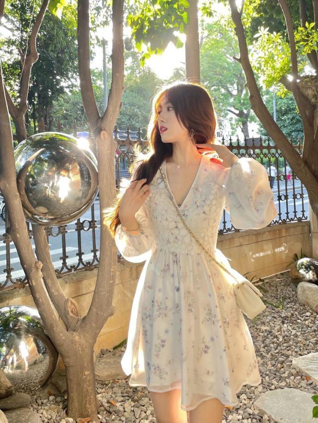 连衣裙|优雅女人早秋都穿“连衣裙”,为你分享时髦的搭配经验,温婉知性