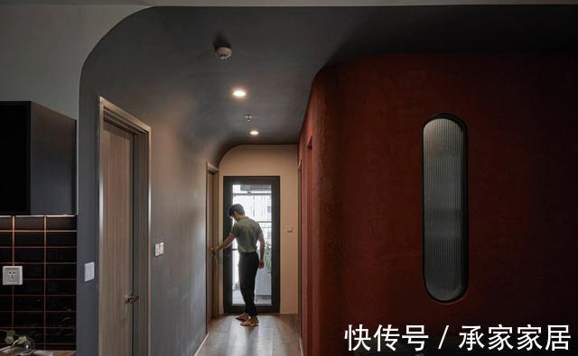 兄弟俩|兄弟俩合资买套小公寓,没有多余的家具,全屋黑红灰看起来很高级