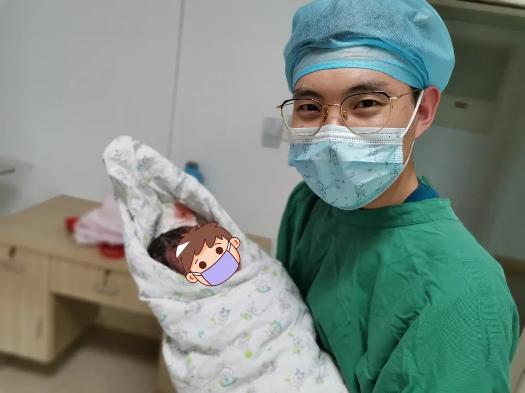 阴道|胎儿脐带脱垂命悬一线,医护协力争分夺秒,助准妈妈4分钟平安分娩