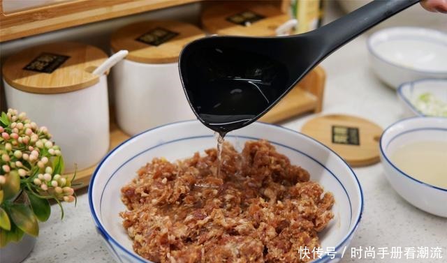 入冬后常吃饺子,饺子店用的3个做饺子馅窍门,饱满多汁,不破皮