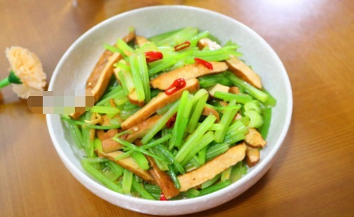 菜色|芹菜炒香干,直接炒就错了!少这一步,口感老硬,菜色也丑