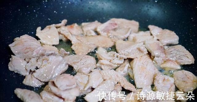 豆角炖肉再焖点小卷子，卷子浸满汤汁，豆角炖得也香，超级惬意！