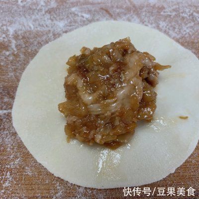 没有人可以逃得过猪肉酸菜饺子的美食诱惑