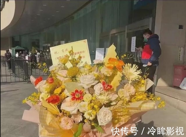 肖战《如梦之梦》北京首演，品牌商联合送花墙，业内人士现场观演