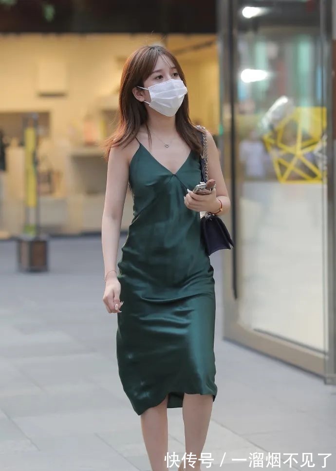 墨绿裙 时尚穿搭穿墨绿裙的时尚女生,美的让人过目不忘!