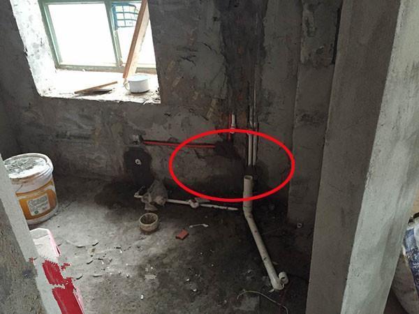 齐家敏敏|水管用4分管还是6分管更省水工人这样装，立马给他加工资！