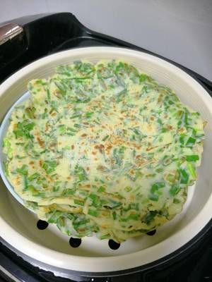 春季菜谱，韭菜鸡蛋饼，简单美味营养，一道不错的快手早餐