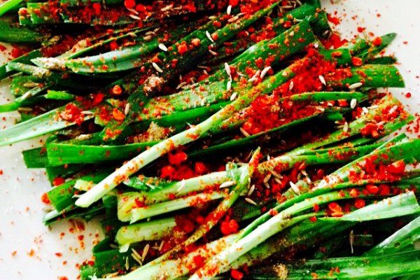 烧烤――烤韭菜之前，一定要这样做才能去农药残留！