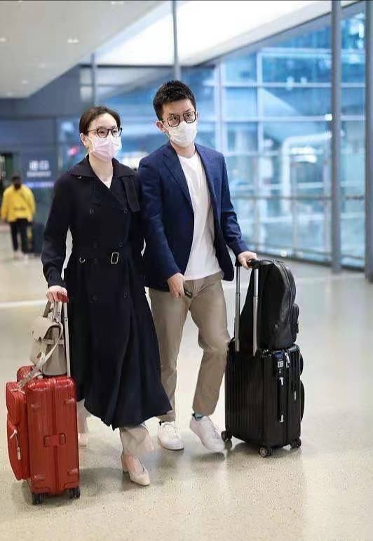 吴敏霞气场太强,罕见穿高跟鞋像女总裁,老公小男生打扮惨变助理