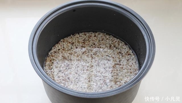 饭菜|懒人米饭做法,饭菜一锅出,营养丰富热量低,减肥期间也能大口吃