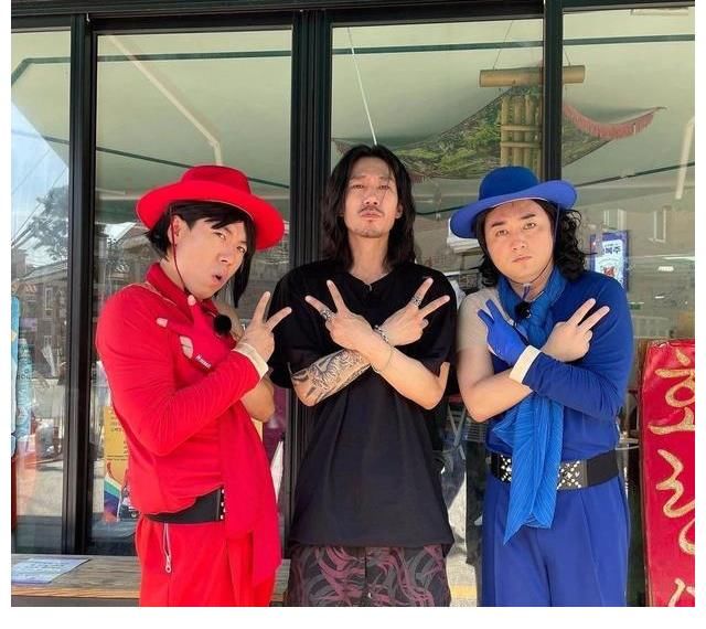 光洙|认真签名中的宋智孝，比心+wink