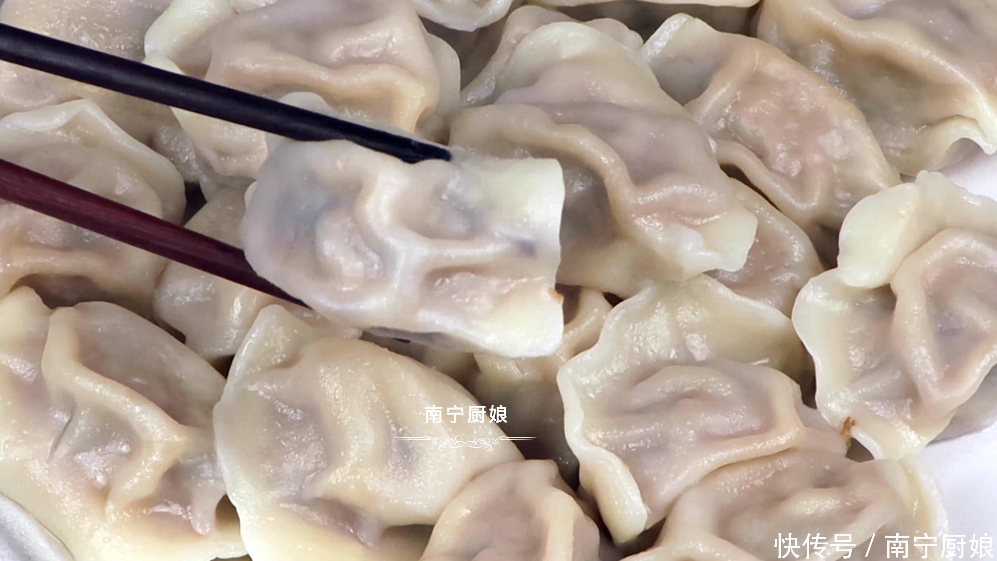 煮冻饺子时,冷水还是开水下锅好?教你正确煮法,饺子完整不破皮