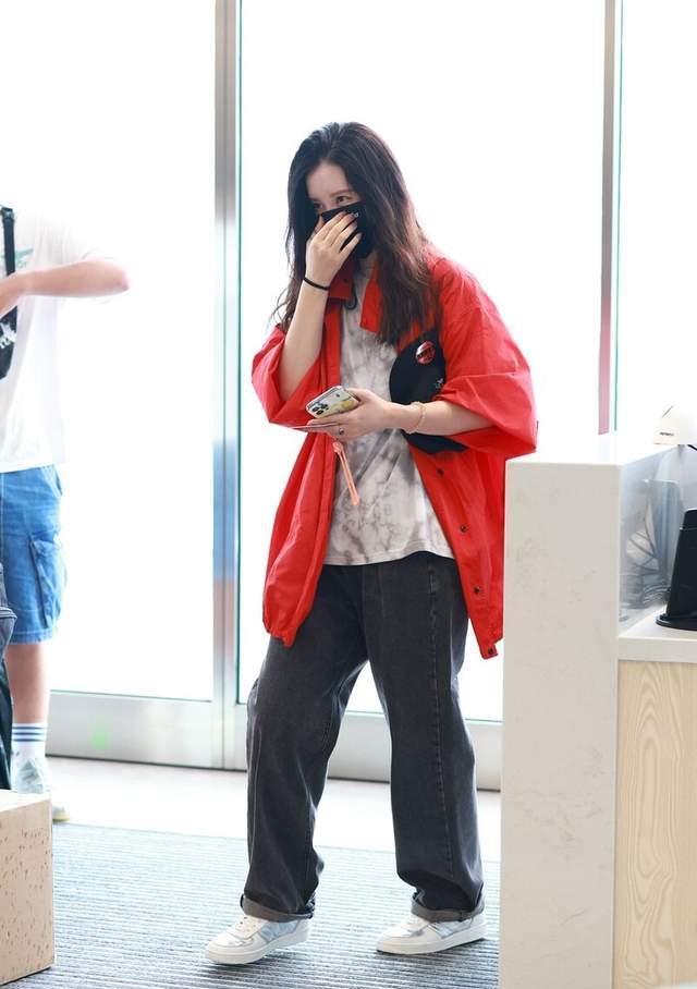 s曲线|张萌美得太霸气, 穿黑色礼服秀出曲线身材, 立体垫肩一点也不夸张