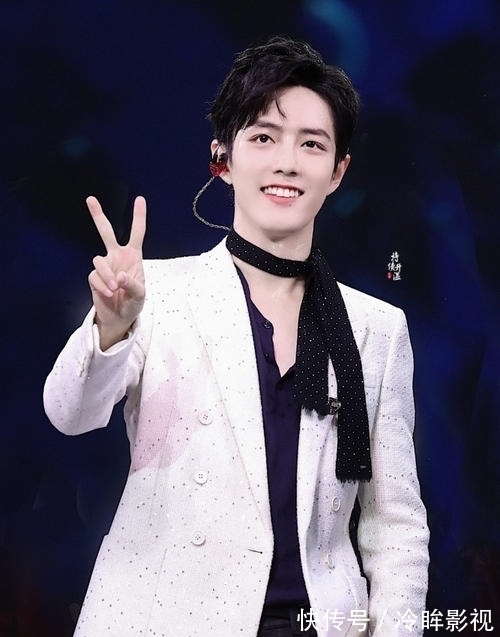 肖战《如梦之梦》北京首演,品牌商联合送花墙,业内人士现场观演