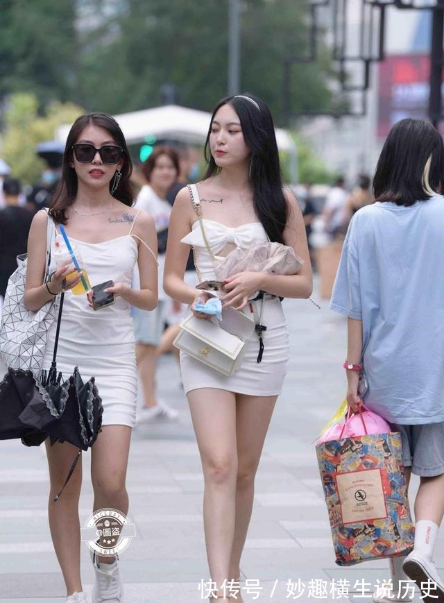 包臀裙 穿上包臀裙让这个季节充满新鲜感，体现美女的身材魅力，搭配凉鞋！
