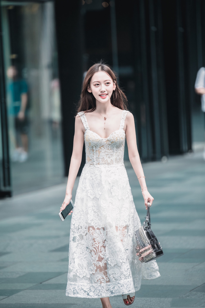 清纯|路人街拍一袭白色蕾丝公主裙的小姐姐,性感又不失清纯!