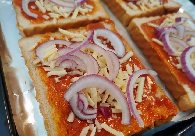 在家|用吐司替代披萨皮,在家就可以轻松吃披萨