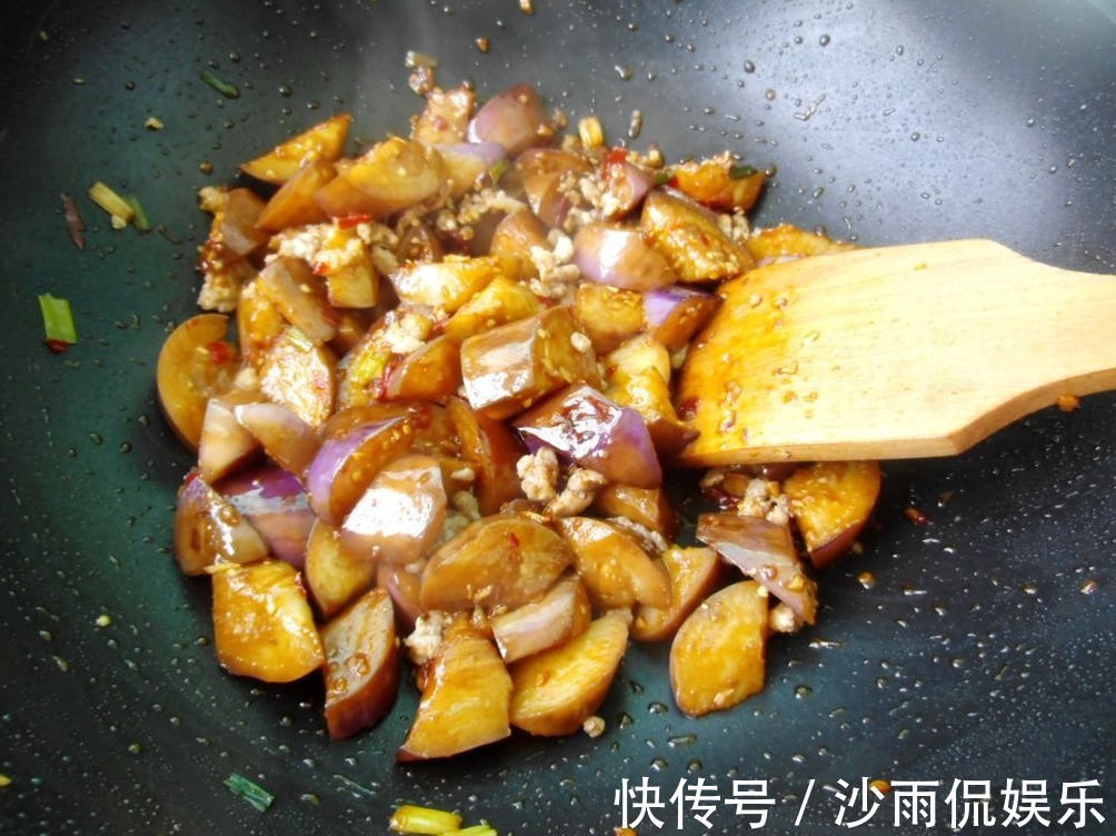 炒茄子,不要先放油了!和大厨学一招,颜色不变黑,不吸油还入味