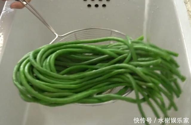  里加|豆角里加3个鸡蛋，不炒也不炖，手不用沾面，十分钟搞定全家早餐