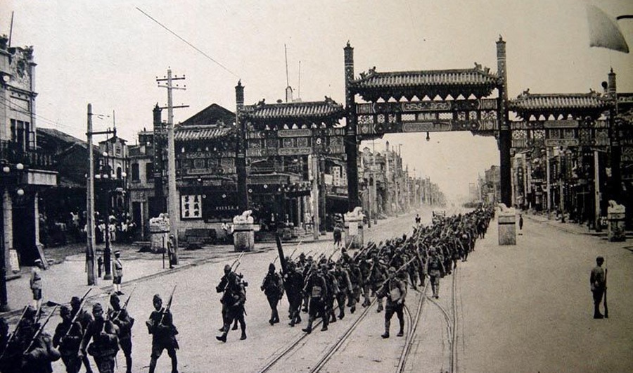 强令|1908年光绪帝葬礼照片,百姓被强令下跪,外国人冷眼旁观