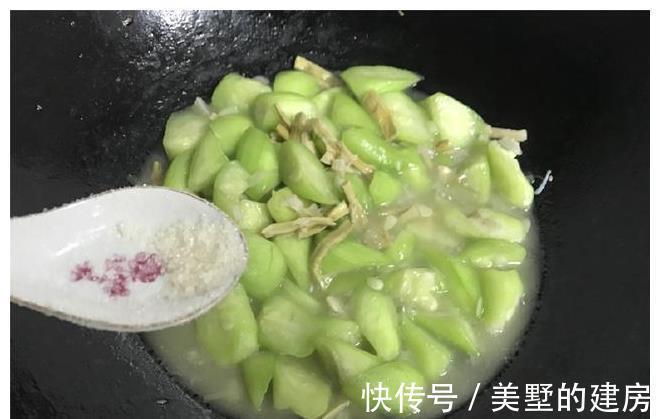 这菜要抓紧吃,再不吃就老了,炒时加入这两物,鲜美到汤都吃精光