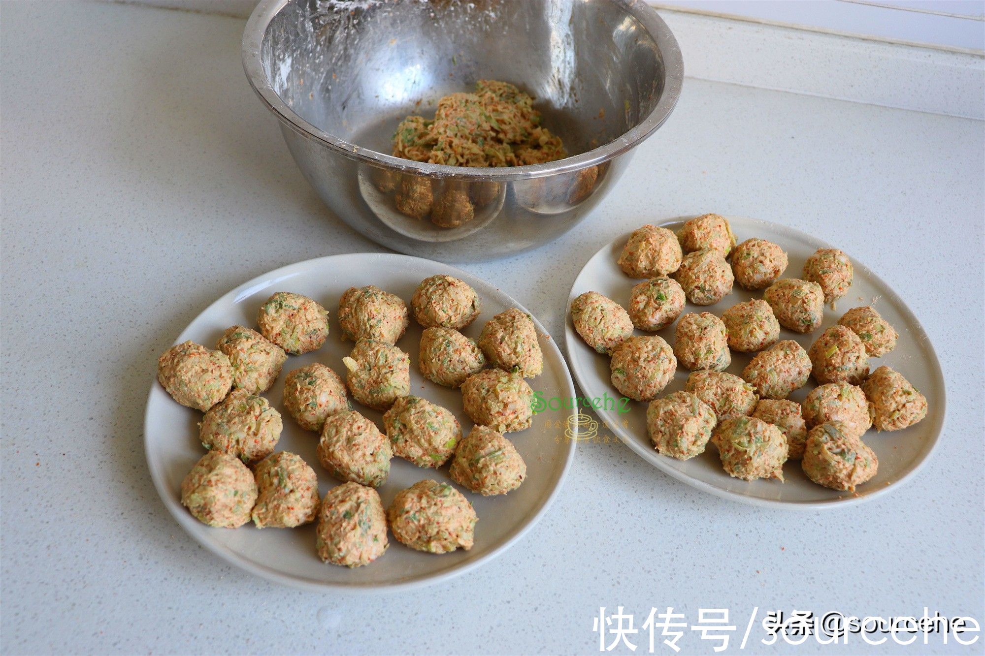 2根萝卜1碗粉，揉搓成小丸子，炸得香喷喷的，一口一个停不下来