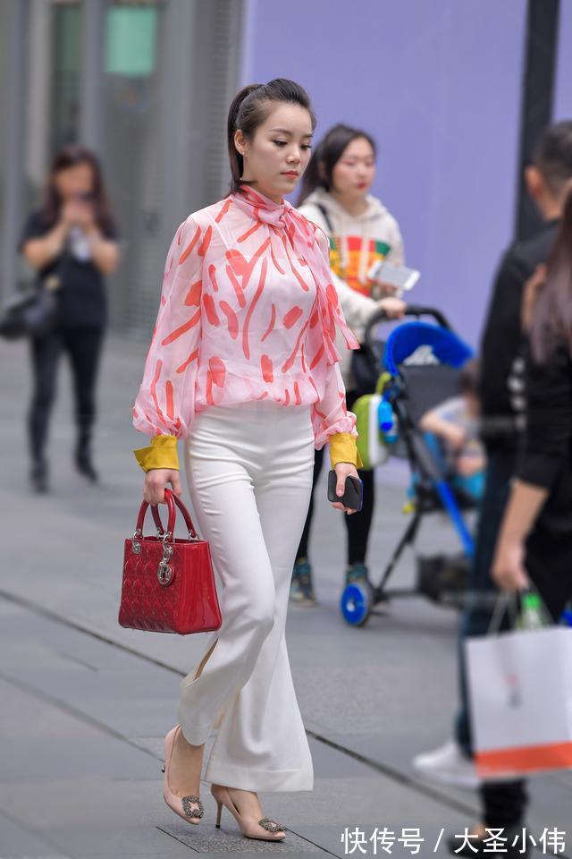 美女|美女街拍:清新淡雅的搭配很显气质,而简约独特的款式,穿着洋气又显时尚