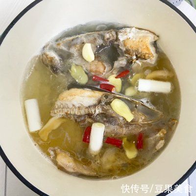滋补|秋季滋补养生，怎能少的了胖头鱼炖萝卜