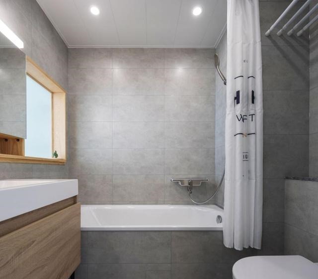 原木|客厅不要沙发，墙面不做造型，越简单的装修，反而越清爽实用