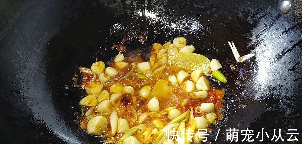 教你做非常简单的砂锅焖草鱼,不用煎也不用油炸,好吃特下饭