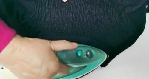 只用1根皮筋就解决了毛衣领子松懈难题，这里的妙招你想到了吗？