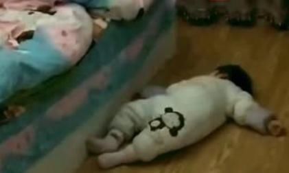 爸妈睡觉都很安静，宝宝却准时半夜醒来，装上监控宝妈吓一身汗