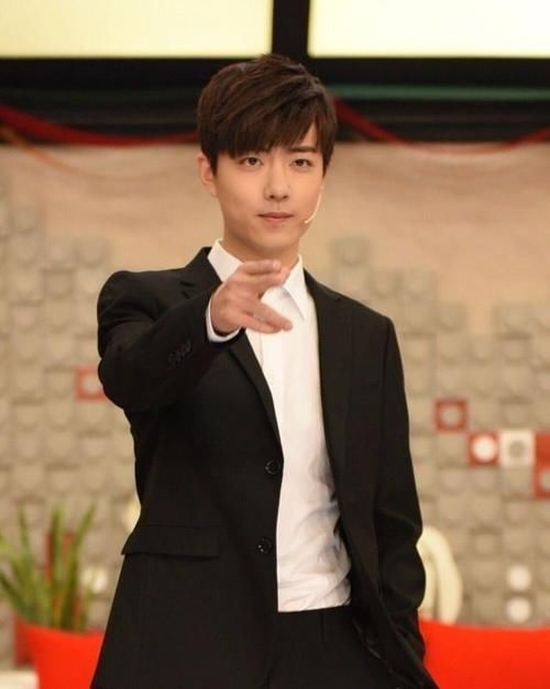 气质|偏分发型脸型消瘦,穿起联名卫衣,满满的男神气质!