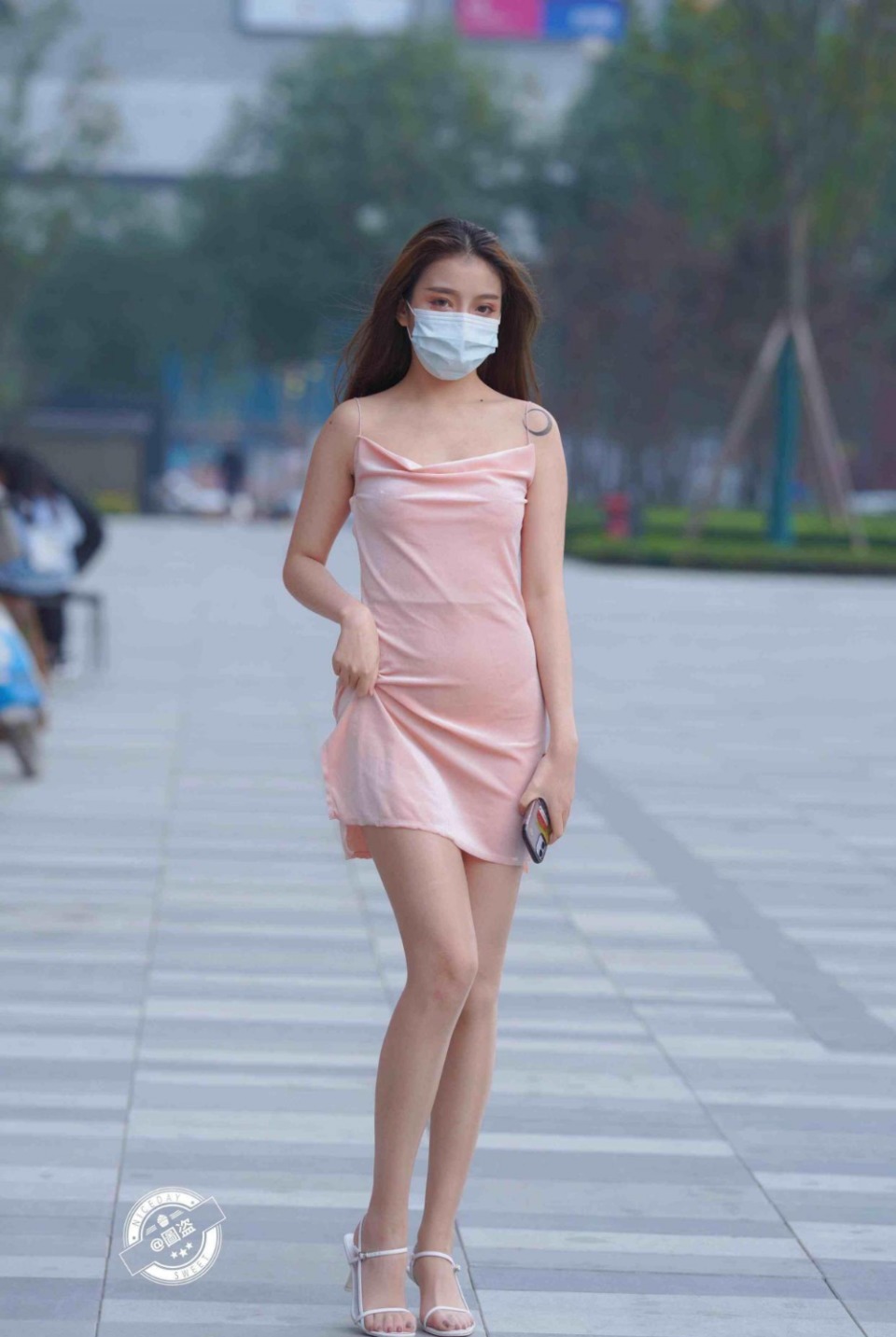 姑娘|优雅自信的连衣裙随意休闲感十足，承载姑娘姣好的身材，时尚多姿
