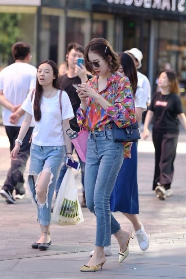 光彩|牛仔裤搭配更显帅气大方，使得整个人焕发出时尚的光彩